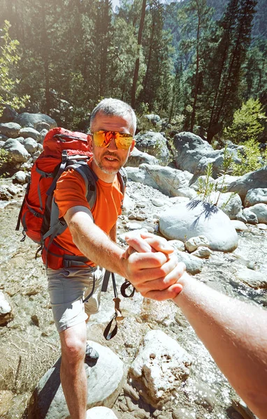 Een helpende hand hoog in de bergen in de zomer-wandeling. — Stockfoto