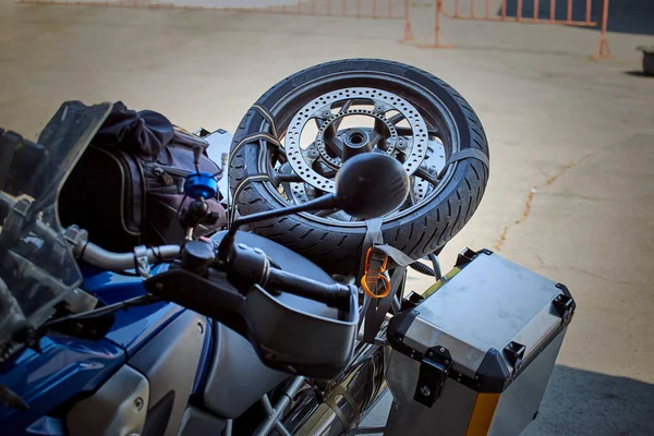 Reparação e manutenção de rodas de motocicleta no serviço . — Fotografia de Stock