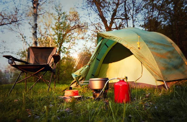 Kamperen in het bos met een rugzak en een tent aan de oevers van — Stockfoto