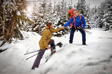 Dağları kış zammı'nda yüksek rütbeli bir yardım eli.