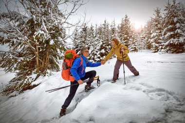 Dağları kış zammı'nda yüksek rütbeli bir yardım eli.
