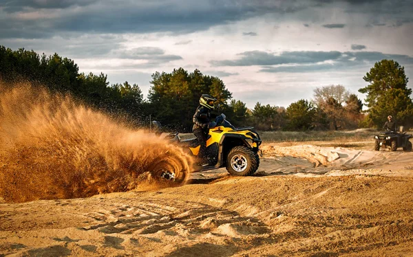 Corsa potente quad sulla sabbia difficile in estate . — Foto Stock