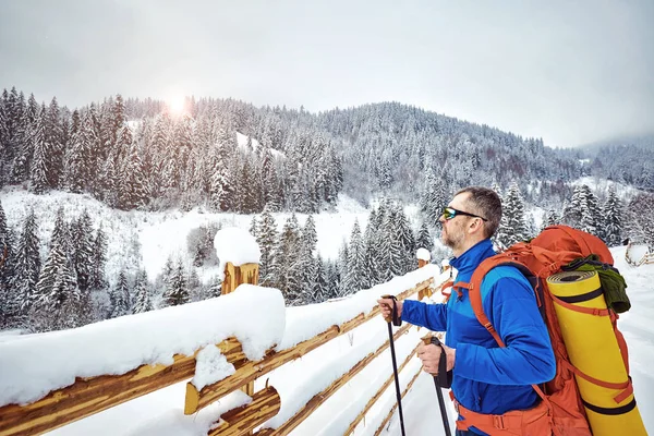 Escalade hivernale au sommet de la montagne avec un sac à dos . — Photo