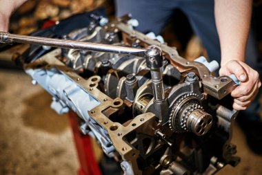 Otomotiv dört silindirli motoru su onarım sırasında soğutma.