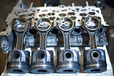 Otomotiv dört silindirli motoru su onarım sırasında soğutma.