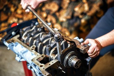 Otomotiv dört silindirli motoru su onarım sırasında soğutma.