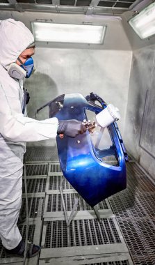 Bir kazadan sonra araba parçalarının hazırlanması ve boyanması.