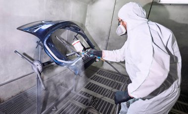 Bir kazadan sonra araba parçalarının hazırlanması ve boyanması.