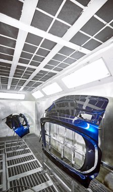 Bir kazadan sonra araba parçalarının hazırlanması ve boyanması.