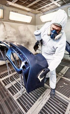 Bir kazadan sonra araba parçalarının hazırlanması ve boyanması.