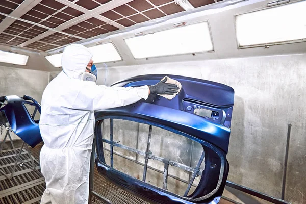 Bir kazadan sonra araba parçalarının hazırlanması ve boyanması.