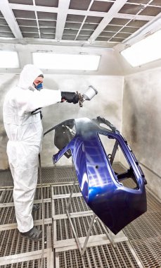 Bir kazadan sonra araba parçalarının hazırlanması ve boyanması.