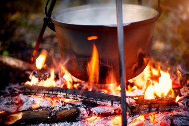 Yazın kamp ateşinde çorba pişirmek..