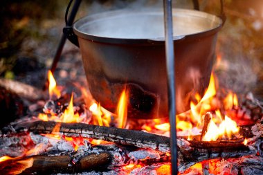 Yazın kamp ateşinde çorba pişirmek..