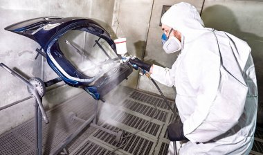 Bir kazadan sonra araba parçalarının hazırlanması ve boyanması.