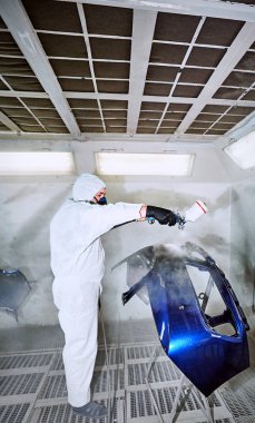 Bir kazadan sonra araba parçalarının hazırlanması ve boyanması.