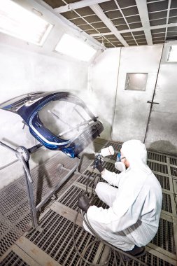 Bir kazadan sonra araba parçalarının hazırlanması ve boyanması.