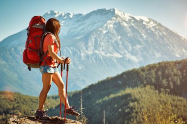Bir sırt çantası ve çadır ile dağın tepesine hiking.