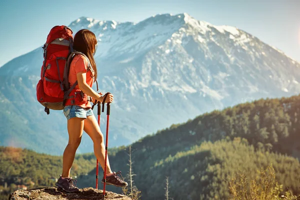 Mendaki ke puncak gunung dengan ransel dan tenda . — Stok Foto