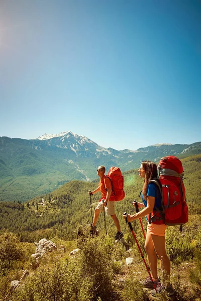 Vandring till toppen av berget med en ryggsäck och tält. — Stockfoto