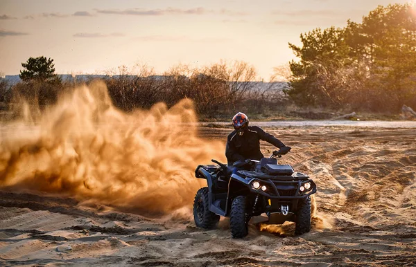 Carreras potente quad bike en la arena difícil en el verano . — Foto de Stock