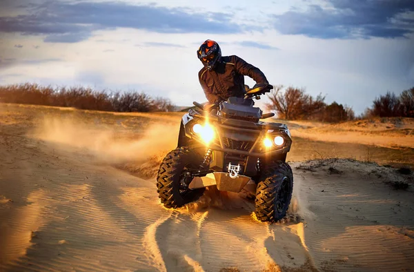 Carreras potente quad bike en la arena difícil en el verano . — Foto de Stock