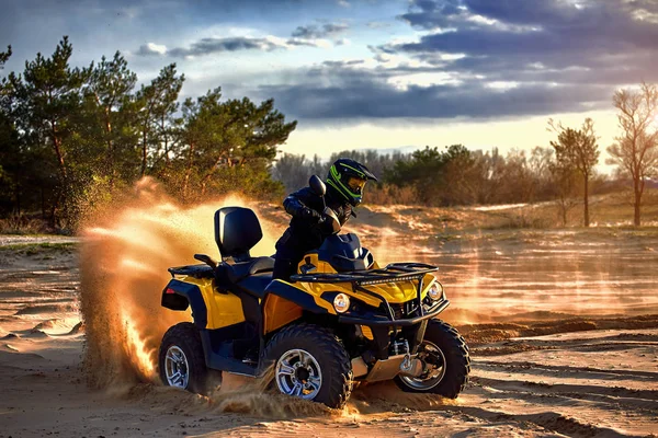 Carreras potente quad bike en la arena difícil en el verano . — Foto de Stock