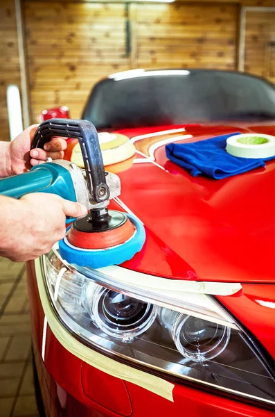 Preparing the car for sale at a service station. — Stock Photo, Image