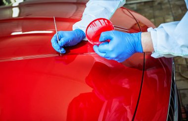 Serviste kırmızı bir araba boyasının boyama kusurları