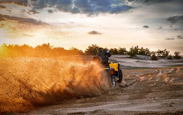 Racing powerful quad bike on the difficult sand in the summer. — Stock Photo, Image