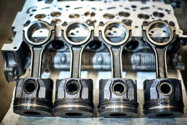 Kaldırma ve bir hizmet merkezi bir turbo dizel motoru tamiri.