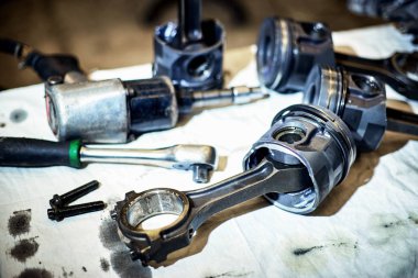 Kaldırma ve bir hizmet merkezi bir turbo dizel motoru tamiri.