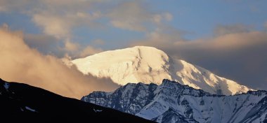 Himalaya dağlarında karlı tepeleri olan dağların güzel manzarası.