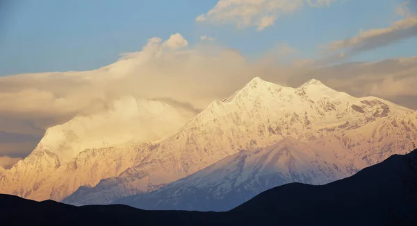 Hermoso Paisaje Las Montañas Con Picos Nevados Las Montañas Del — Foto de Stock