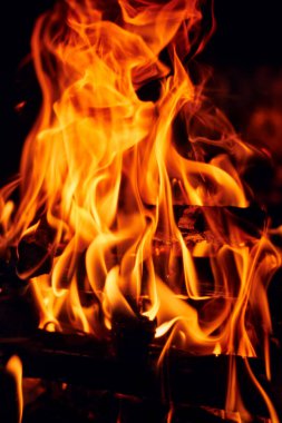 Şöminenin siyah arka planında alev dilleri.