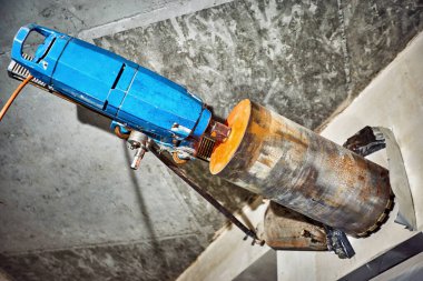 Özel bir elektrikli aletle elmas beton sondajı.