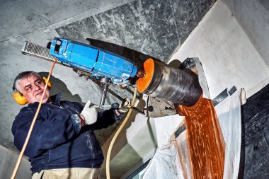 Özel bir elektrikli aletle elmas beton sondajı.