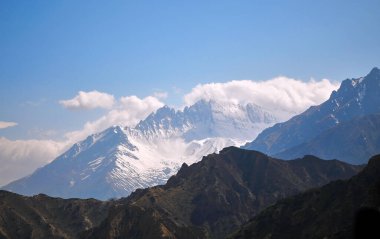 Himalaya dağlarında karlı tepeleri olan dağların güzel manzarası.