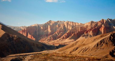 Güneşli bir günde Nepal dağlarının güzel manzarası.