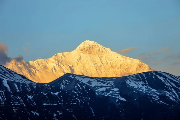 Hermoso Paisaje Las Montañas Con Picos Nevados Las Montañas Del — Foto de Stock