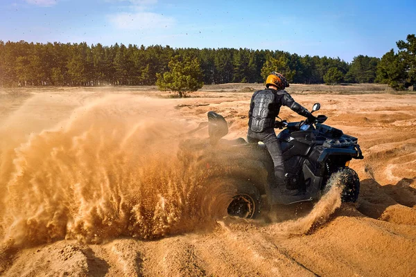 Corsa Potente Quad Sulla Sabbia Difficile Estate — Foto Stock