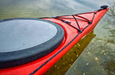 Bahar öğleden sonra sahilde kayak yaparken..