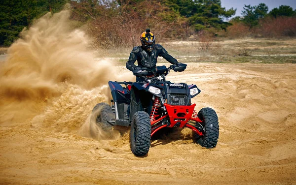 夏に困難な砂の上強力なクワッド バイクをレース — ストック写真