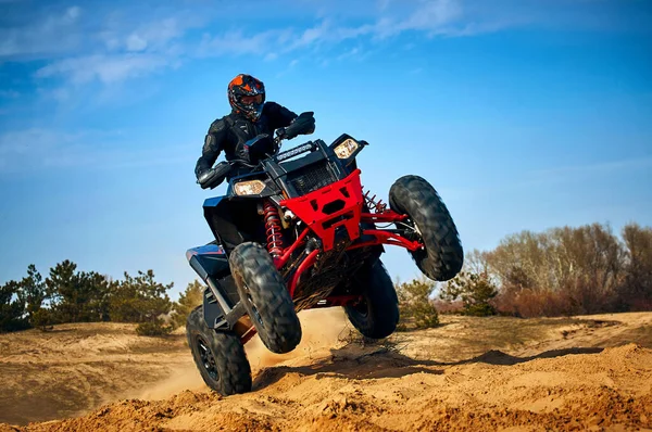 Erős Quad Bike Racing Nehéz Homok Nyáron — Stock Fotó