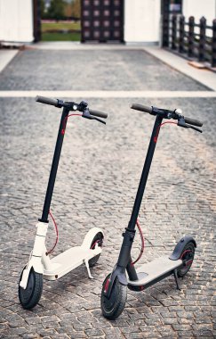 Elektrikli scooter şehirde ekonomik bir ulaşım aracıdır..