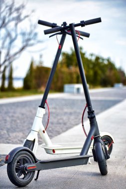 Elektrikli scooter şehirde ekonomik bir ulaşım aracıdır..
