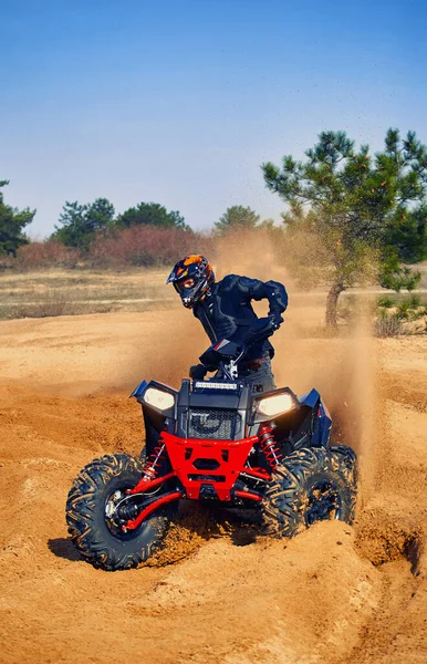 夏に困難な砂の上強力なクワッド バイクをレース — ストック写真