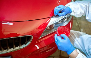 Serviste kırmızı bir araba boyasının boyama kusurları