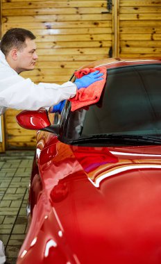 Servis istasyonu satılık araba hazırlama.