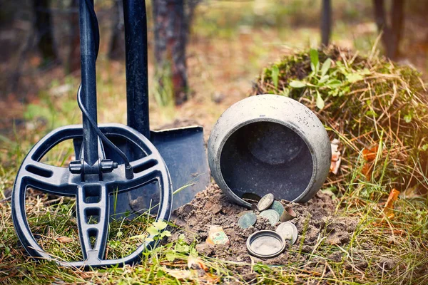 Schatzsuche Mit Metalldetektor Und Schaufel lizenzfreie Stockbilder